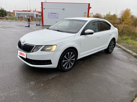 2017 Skoda Octavia III (A7) Рестайлинг, белый, 895000 рублей, вид 3