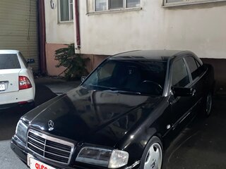 1998 Mercedes-Benz C-Класс 200 I (W202) Рестайлинг, чёрный, 450000 рублей, вид 1