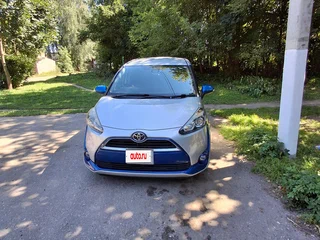 2017 Toyota Sienta II, серебристый, 1240000 рублей, вид 2
