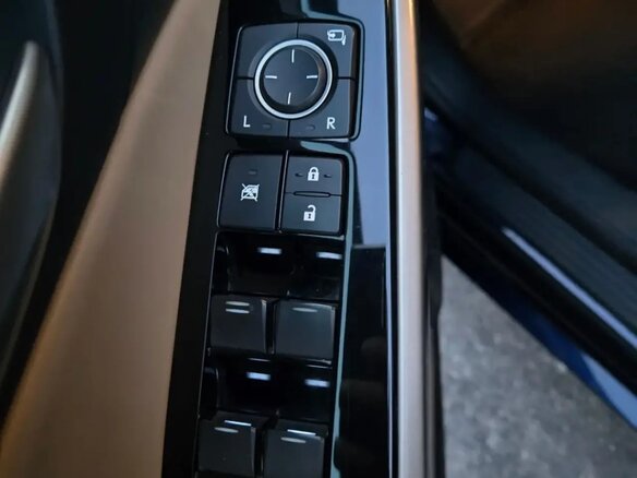 2018 Lexus IS 300h III Рестайлинг, синий, 2680000 рублей - вид 9