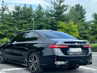 2026 BMW 5 серии 530i xDrive VIII (G60/G61/G68), чёрный, 7250000 рублей, вид 5
