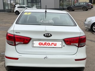 2015 Kia Rio III Рестайлинг, белый, 700000 рублей, вид 5