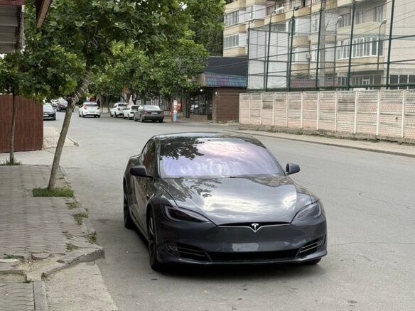 2018 Tesla Model S P100D I Рестайлинг, серебристый, 4500000 рублей - вид 2