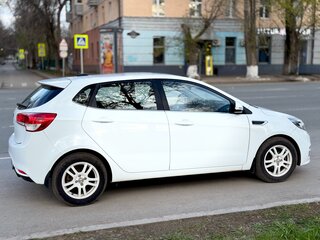 2017 Kia Rio III Рестайлинг, белый, 1150000 рублей, вид 5