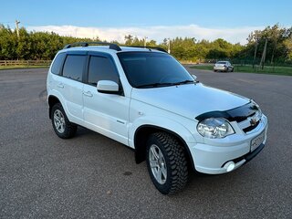 2013 Chevrolet Niva I Рестайлинг, белый, 650000 рублей, вид 1