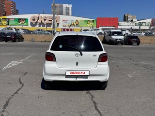 2000 Toyota Vitz I (P10), белый, 320000 рублей, вид 3