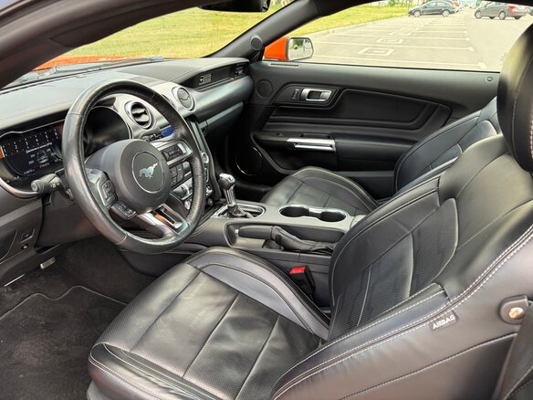 2020 Ford Mustang VI Рестайлинг, оранжевый, 3450000 рублей - вид 2