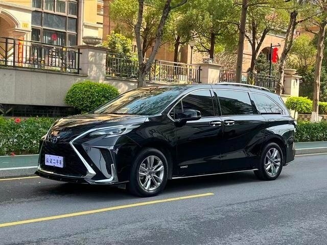 Открыть фотографии: Toyota Sienna IV