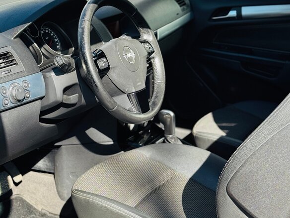 2008 Opel Astra GTC H Рестайлинг, красный - вид 17