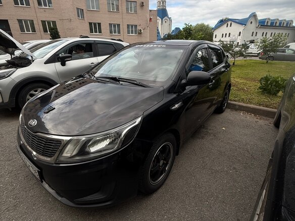2014 Kia Rio III, чёрный - вид 3