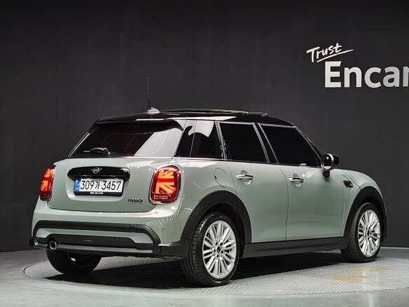 2022 Mini Hatch Cooper III (F55/F56) Рестайлинг 2, бежевый, 1870000 рублей - вид 2