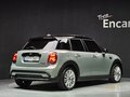 2022 Mini Hatch Cooper III (F55/F56) Рестайлинг 2, бежевый, 1870000 рублей - вид 2