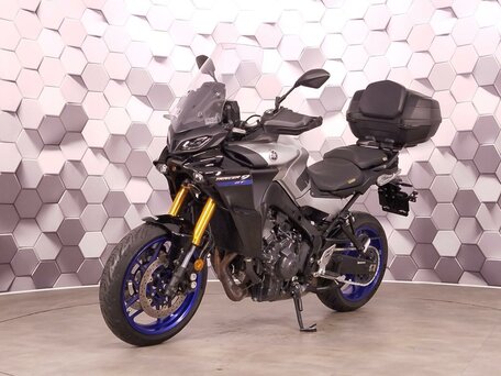 2022 Yamaha MT-09 Tracer (FJ-09), серебристый, 1377000 рублей, вид 2
