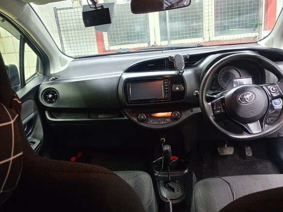 2017 Toyota Vitz III (XP130) Рестайлинг 2, белый, 949000 рублей - вид 5