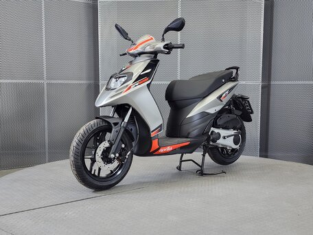2025 Aprilia SR 125, серый, 223000 рублей, вид 4