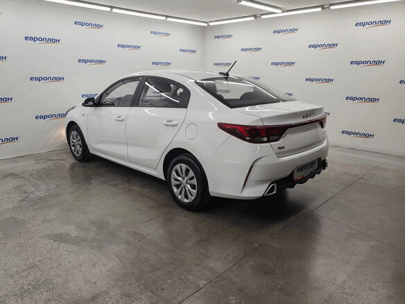 2021 Kia Rio IV Рестайлинг, белый, 1670000 рублей - вид 3