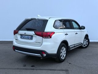 2017 Mitsubishi Outlander III Рестайлинг 2, белый, 1340000 рублей, вид 4