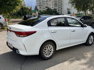 2020 Kia Rio IV Рестайлинг, белый, 1550000 рублей, вид 3