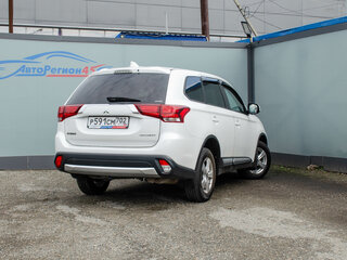 2017 Mitsubishi Outlander III Рестайлинг 2, белый, 1450000 рублей, вид 4