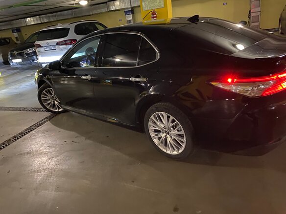 2019 Toyota Camry VIII (XV70), чёрный, 3150000 рублей - вид 3