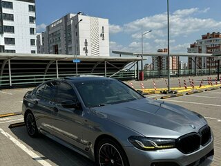 2022 BMW 5 серии 540i xDrive VII (G30/G31/G38) Рестайлинг, серый, 7350000 рублей, вид 3