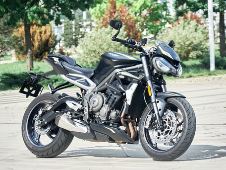 2021 Triumph Street Triple, чёрный, 940000 рублей, вид 1