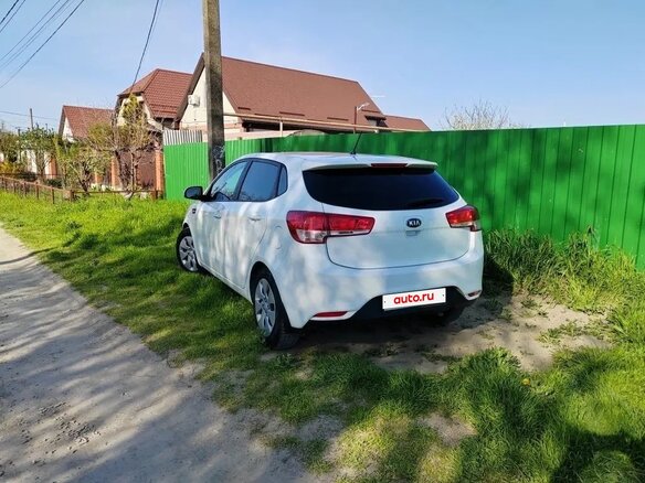 2016 Kia Rio III Рестайлинг, белый, 900000 рублей - вид 6