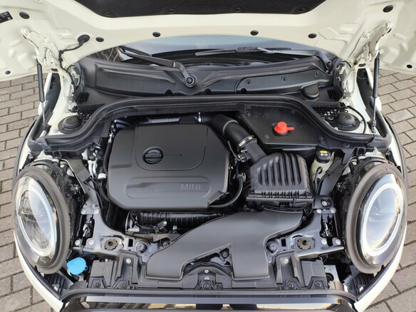 2021 Mini Hatch Cooper III (F55/F56) Рестайлинг 2, белый, 2765000 рублей - вид 9