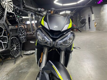 2020 Triumph Street Triple, чёрный, 1100000 рублей, вид 2
