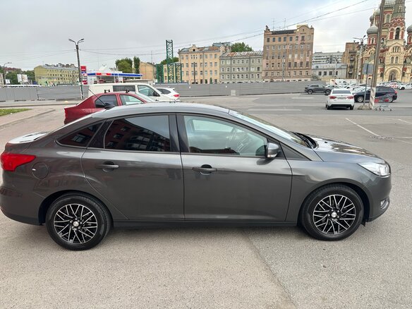 2017 Ford Focus III Рестайлинг, серый, 1300000 рублей - вид 2