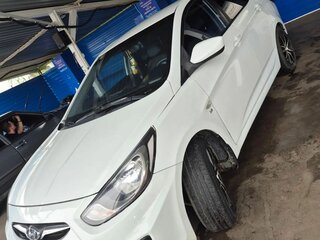 2013 Hyundai Solaris I, белый, 710000 рублей, вид 2