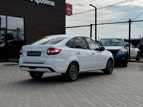 2023 Lada (ВАЗ) Granta I Рестайлинг, белый - вид 3