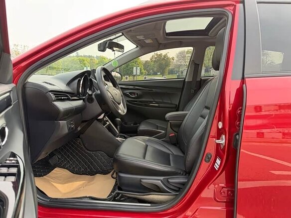 2022 Toyota Yaris IV, красный, 1165000 рублей - вид 7