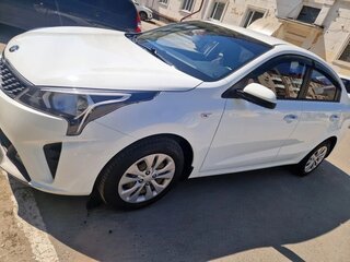 2020 Kia Rio IV Рестайлинг, белый, 1650000 рублей, вид 4