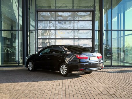 2015 Toyota Camry VII (XV50) Рестайлинг, чёрный, 1899999 рублей, вид 5