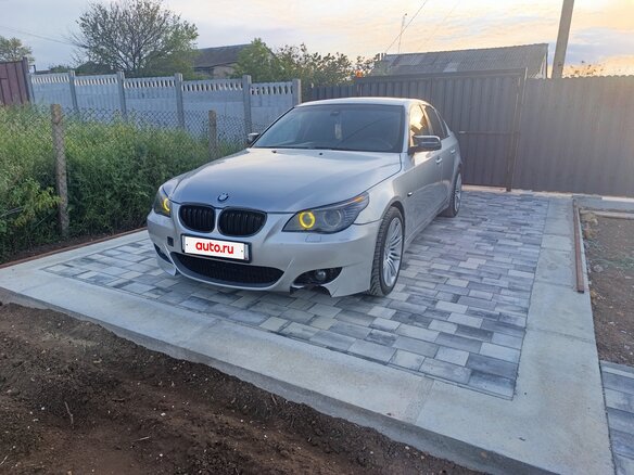 2004 BMW 5 серии 525i V (E60/E61), серебристый, 785000 рублей - вид 1