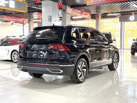 2023 Volkswagen Tiguan II Рестайлинг, чёрный, 2390000 рублей, вид 4