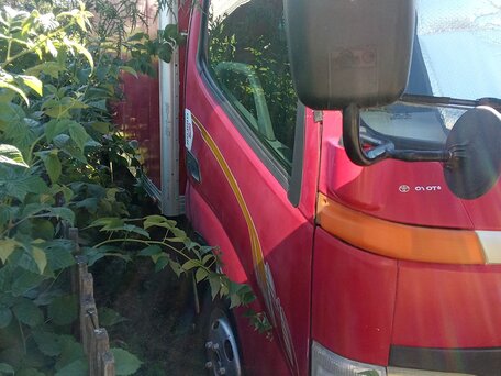 2008 Toyota Dyna, красный, 1800000 рублей, вид 3