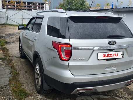 2017 Ford Explorer V Рестайлинг, серебристый, 2350000 рублей, вид 4