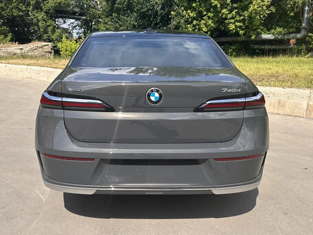 2025 BMW 7 серии 735i VII (G70), серый, 11970000 рублей, вид 4