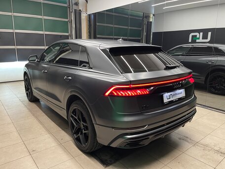 2020 Audi Q8 55 TFSI I (4M), серый, 6790000 рублей, вид 4