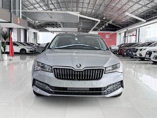 2022 Skoda Superb III Рестайлинг, серый, 1990000 рублей, вид 2