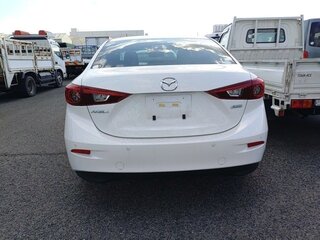 2018 Mazda Axela III Рестайлинг, белый, 1100000 рублей, вид 4
