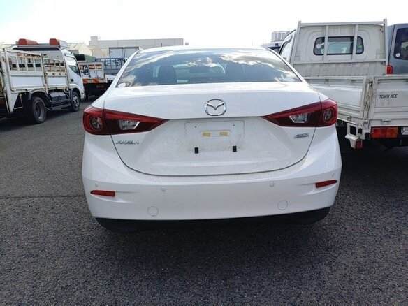 2018 Mazda Axela III Рестайлинг, белый, 1100000 рублей - вид 3