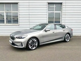 2024 BMW i5 Long eDrive35L, серый, 6990000 рублей, вид 2