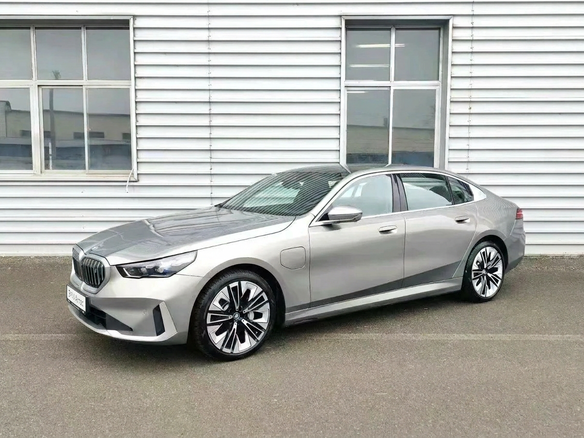 2024 BMW i5 Long eDrive35L, серый, 6990000 рублей - вид 1
