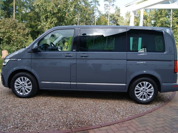 2022 Volkswagen Multivan T6 Рестайлинг, серый, 5200000 рублей - вид 5