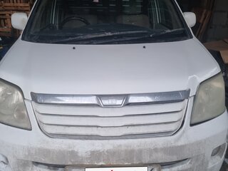2002 Toyota Noah I (R60), белый, 800000 рублей, вид 2