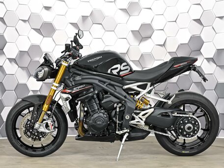 2022 Triumph Speed Triple, чёрный, 1379000 рублей, вид 4