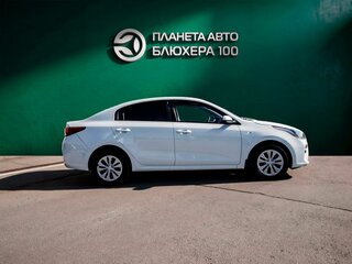 2020 Kia Rio IV, белый, 1430000 рублей, вид 4